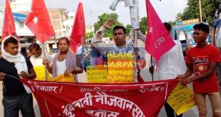 केएसटी कॉलेज में व्याप्त लूट-खसोट को लेकर मंत्री श्रवण कुमार का पुतला फूंका 5 Minister Shravan Kumars effigy burnt in protest against the rampant looting in KST College 1
