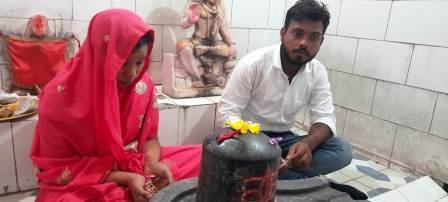 The-young-man-who-came-to-meet-his-girlfriend-got-married-in-the-Shiva-temple-in-the-police-station-premises-4