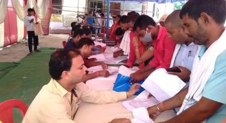 इसलामपुर में नामांकन के पहले दिन उमड़ी भीड़, 342 लोगों ने भरा पर्चा 1 Crowd gathered on the first day of nomination in Islampur 342 people filled the form