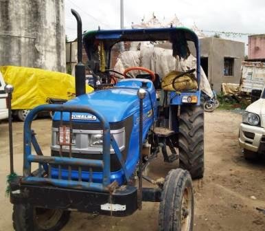 Uproar of women farmers over fertilizer road jam police caught a tractor manure 11