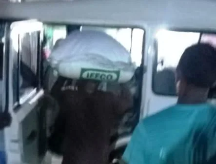 रात अंधेरे कालाबाजारी में शामिल खाद दुकान का निबंधन रद्द, बीएओ-कॉर्डिनेटर को नोटिश 1 With the connivance of the administration the shortage of manure became like liquor and sand the public representatives remained silent