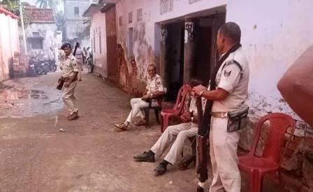 इसलामपुर के बड़ाय बूथ के वोटरों पर भौंरों का हमला, कई जख्मी, एक गंभीर 1 Bumblebees attack voters of Badray booth in Islampur many injured one serious 2