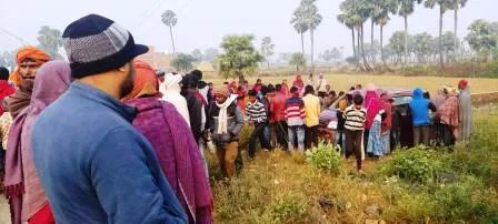 मारुति कार की टक्कर से यूं धाराशाही हुआ बिजली पोल, चालक रेफर 1 Electricity pole collapsed due to collision with Maruti car driver referred 1