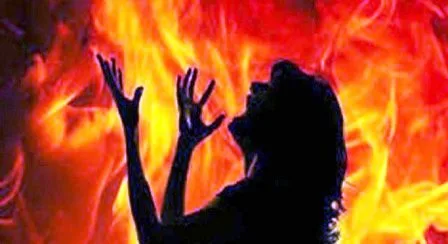 खाना बनाने के दौरान आग लगने से महिला की मौत, बचाने में पति-सास भी झुलसे 1 Woman dies due to fire while cooking husband and mother in law also get scorched in saving