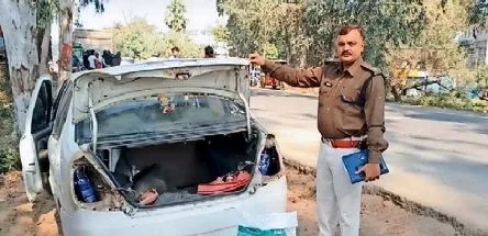 लग्जरी कार में यूं तहखाना बना ढोयी जा रही 60 बोतल विदेशी शराब बरामद 1 60 bottles of foreign liquor being carried as a basement in a luxury car recovered