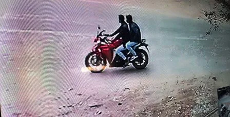 चंडी के लालगंज के पास बैंक में जमा करने आए व्यवसायी से रुपए से भरा बैग छीनकर फरार 1 In Chandis Lalganj absconding after snatching a bag full of money from the businessman returning from the bank 2