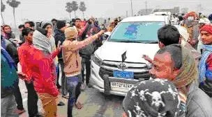 ट्रक ने ऑटो को मारी टक्कर, चालक और मालिक की मौत, दर्जन भर जख्मी, सड़क जाम 1 Truck collides with auto driver and owner killed a dozen injured road jam