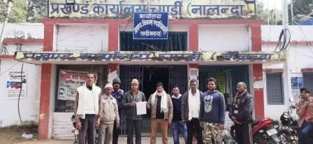 कर्मचारी का दर्जा की मांग को लेकर वार्ड सचिवों ने प्रखंड पंचायत विभाग को ज्ञापन सौंपा 1 Ward secretaries submitted memorandum to Block Panchayat Department demanding employee status