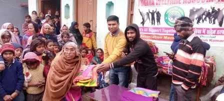 योगिया वेलफेयर एसोसिएशन ने असहायों बुजुर्गों के बीच कम्बल बाँटे 1 Yogiya Welfare Association distributed blankets among the helpless elders