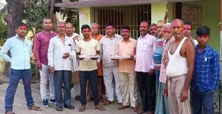 खजुरा पंचायत ग्राम कचहरी कार्यालय में होली मिलन समारोह का आयोजन 1 Organizing Holi Milan Ceremony in Khajura Panchayat Village Office