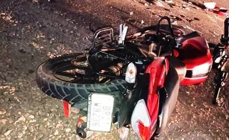 खड़ी टैंकरोली में अनियंत्रित बाइक सवार ने मारी ठोकर, हालत गंभीर 1 Uncontrolled bike rider stumbling in a parked tankroli condition critical