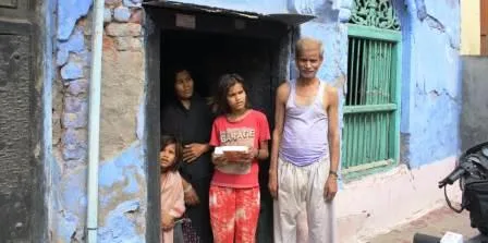 खबर का हुआ असर, दवा लेकर पीड़िता के घर पहुंचे स्वास्थ्यकर्मी 1 The effect of the news health workers reached the victims house with medicine