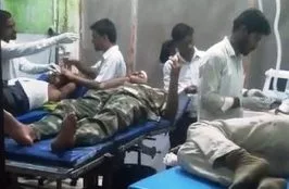 नशे में धुत टोटो चालक ने पुल में मारी टक्कर, उत्पाद विभाग के 2 पुलिसकर्मी सहित 3 जख्मी 1 Drunk Toto driver hit the bridge 3 injured including 2 policemen of excise department