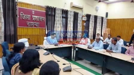 डीएम ने मवेशियों में लंपी त्वचा रोग को लेकर की बैठक, दिए कई अहम निर्देश 1 DM held a meeting regarding skin disease in cattle gave many important instructions 1