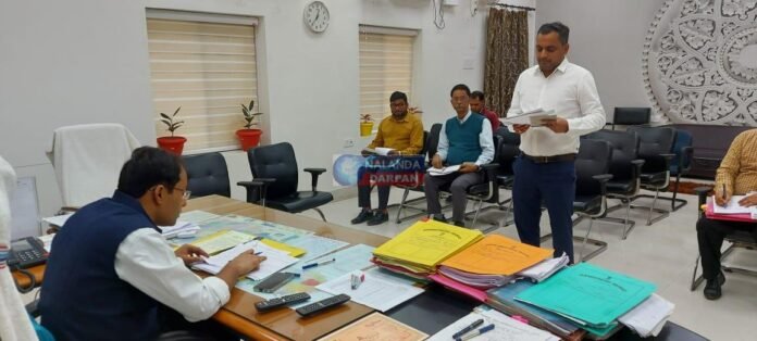 जिलाधिकारी ने भूमि विवाद से जुड़े संवेदनशील मामलों की सुनवाई की जिलाधिकारी ने भूमि विवाद से जुड़े संवेदनशील मामलों की सुनवाई की