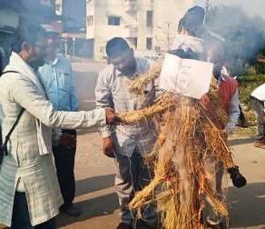 Farmers burnt effigies of Chief Minister and Prime Minister in Nagarnausa 1