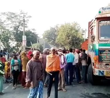 ट्रैक्टर के कुचलकर मजदूर की मौत के बाद मुआवजा को लेकर सड़क जाम 1 Road jam for compensation after the death of the laborer by crushing the tractor 1