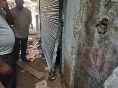 इसलामपुर थाना परिसर से सटे तीन दुकानों से एक ही रात शटर तोड़कर लाखों की चोरी 1 Theft of lakhs by breaking the shutters in the same night from three shops adjacent to the Islampur police station premises 2