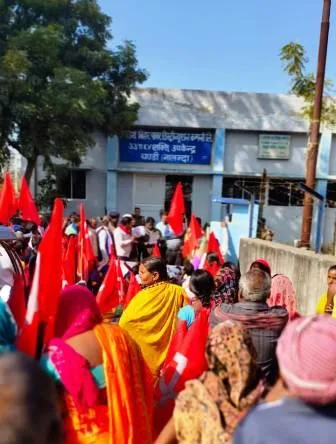 बिना सूचना बिजली कनेक्शन काटे जाने को लेकर भाकपा माले का रोषपूर्ण प्रदर्शन 1 Furious demonstration of CPIML for disconnection of electricity connection without notice 2