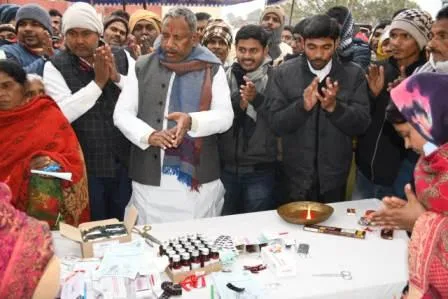 मच्छरदानी वितरण कार्यक्रम में बोले सांसद- गरीबों की सेवा से बढ़कर कोई धर्म नहीं 2 MP said in mosquito net distribution program There is no religion greater than serving the poor 2