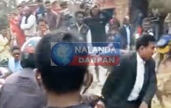 बिहार शरीफ केएसटी कॉलेज के परीक्षार्थियों ने अधिवक्ता को बीच सड़क दौड़ा-दौड़ा कर पीटा, देखें वायरल वीडियो 5 Bihar Sharif KST College examinees thrashed advocate by running him in the middle of the road watch viral video