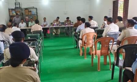 DM and SP hold meeting for peaceful polling in Vardaha Panchayat of Islampur