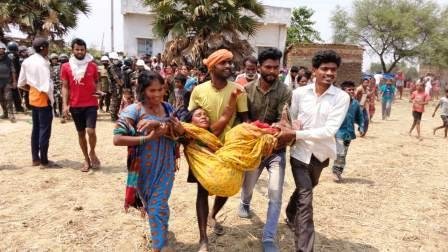 Villagers pelted stones at the administration team that went to remove the population of 800 broke the glasses of JCB 1