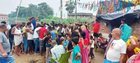 नालंदा में दूल्हा बदलने का आरोप लगा लड़की पक्ष वाले ने बारातियों को बनाया बंधक, बेटे की जगह गांव के युवक को लेकर शादी के लिए पहुँच गई दूल्हे की माँ 2 Accused of changing the bridegroom in Nalanda the girls side made the baratis hostage instead of the son the grooms mother reached for marriage with the youth of the village 1