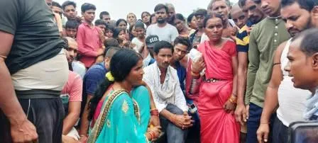 नालंदा में दूल्हा बदलने का आरोप लगा लड़की पक्ष वाले ने बारातियों को बनाया बंधक, बेटे की जगह गांव के युवक को लेकर शादी के लिए पहुँच गई दूल्हे की माँ 4 Accused of changing the bridegroom in Nalanda the girls side made the baratis hostage instead of the son the grooms mother reached for marriage with the youth of the village 4