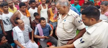 नालंदा में दूल्हा बदलने का आरोप लगा लड़की पक्ष वाले ने बारातियों को बनाया बंधक, बेटे की जगह गांव के युवक को लेकर शादी के लिए पहुँच गई दूल्हे की माँ 1 Accused of changing the bridegroom in Nalanda the girls side made the baratis hostage instead of the son the grooms mother reached for marriage with the youth of the village 5