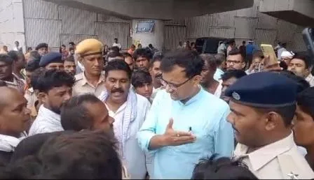 बस चालक ने युवक को बाइक समेत आधा किलोमीटर तक घसीटा, दर्दनाक मौत 2 Bus driver dragged the young man along with the bike for half a kilometer painful death 3