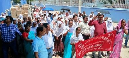 Furious demonstration of health workers in front of civil surgeon at Bihar Sharif Sadar Hospital 2