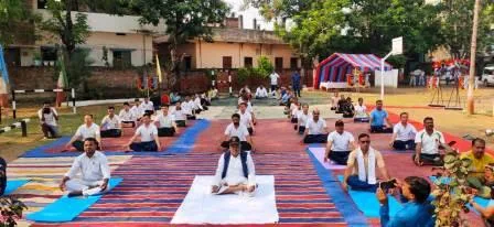 बिहारशरीफ के श्रम कल्याण केन्द्र में विधायक-मंत्री तो मुस्तफापुर में आरसीपी ने यूं किया योगाभ्यास 1 MLA Minister in Labor Welfare Center of Bihar Sharif and RCP in Mustafapur did yoga like this 1