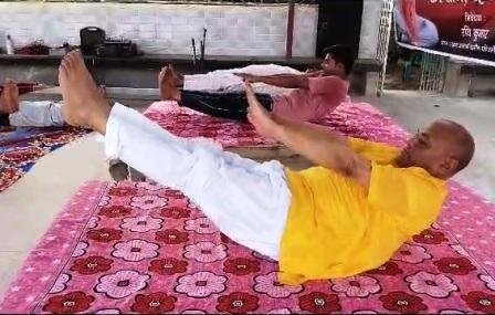 MLA Minister in Labor Welfare Center of Bihar Sharif and RCP in Mustafapur did yoga like this 2