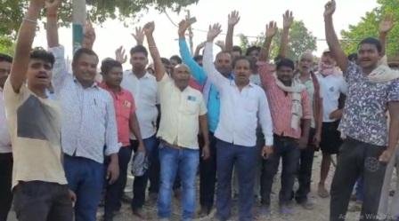 Traders of the market committee went on indefinite strike in protest against the bulldozers increased trouble for farmers and buyers 2