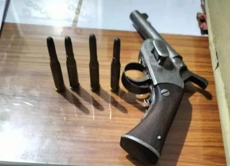 नानंद सड़क किनारे 1 देशी कट्टा, 4 जिंदा कारतूस के साथ बाइक सवार दो बदमाश धराए 1 Two miscreants riding bike with 1 country katta 4 live cartridges caught on Nanand road side 2