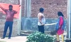 तलवार लेकर लोगों को धमकाते अधेड़ का वीडियो वायरल, पुलिस दबोचकर लाई थाना 1 Video of a middle aged man threatening people with a sword went viral police caught him and brought him to the police station 1