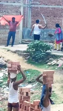 तलवार लेकर लोगों को धमकाते अधेड़ का वीडियो वायरल, पुलिस दबोचकर लाई थाना 2 Video of a middle aged man threatening people with a sword went viral police caught him and brought him to the police station 2