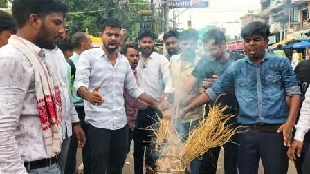 बिहार शरीफ में अभाविप ने मुख्यमंत्री और शिक्षा मंत्री का पुतला फूंका 1 ABVP burnt effigies of Chief Minister and Education Minister in Biharsharif