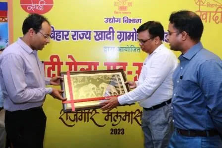 राजगीर मलमास मेला में खादी मेला-सह-उद्यमी बाजार का डीएम ने किया उद्घाटन 1 DM inaugurated Khadi fair cum entrepreneur market at Rajgir Malmas fair1