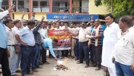 किसान सलाहकारों ने हड़ताल के 26 वें दिन आदेश की प्रतियां जला किया प्रदर्शन 1 Farmer advisors burnt copies of the order on the 26th day of the strike