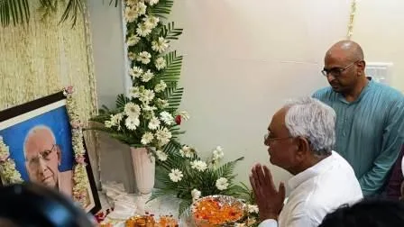 पटना प्रमंडल आयुक्त के पिता को श्रद्धांजलि देने उनके आवास पहुंचे सीएम नीतीश कुमार 1 CM Nitish Kumar reached his residence to pay tribute to the father of Patna Divisional Commissioner 1