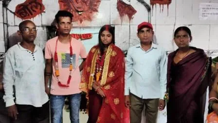 लहेरी थाना परिसर के शिव मंदिर में थानेदार की पहल पर अंतरजातीय परिणय सूत्र में बंधे प्रेमी युगल 1 In the Shiva temple of Laheri police station premises on the initiative of Thanedar the loving couple tied in inter caste marriage 1