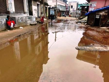 Light rain exposed Islampur Municipal Council water entered shops roads muddy 1