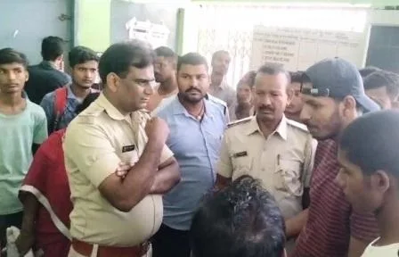 हिलसा अनुमंडलीय अस्पताल में नवजात बच्ची के मौत के बाद परिजनों का हंगामा, जांच में जुटी पुलिस 1 Ruckus of relatives after death of newborn girl in Hilsa Sub Divisional Hospital police engaged in investigation 2