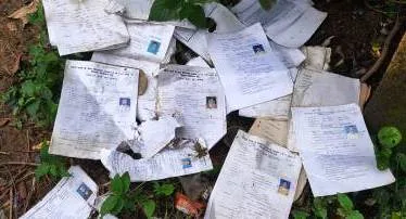 चंडी पशुपालन कार्यालय के पास यूं फेंका मिला शिक्षक नियोजन वर्ष 2012 के फार्म, मचा हड़कंप 17 Teacher planning year 2012 form was found thrown near Chandi Animal Husbandry office created a stir