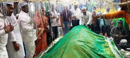 The city council president asked for vows by covering the tomb of Hazratdata Lodishah Diwan 2