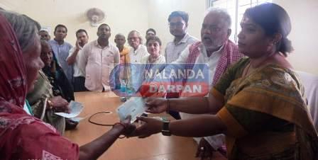 मंत्री ने पांच पीड़ित परिवारों को आपदा राहत कोष से 20 लाख रुपये का चेक सौंपा