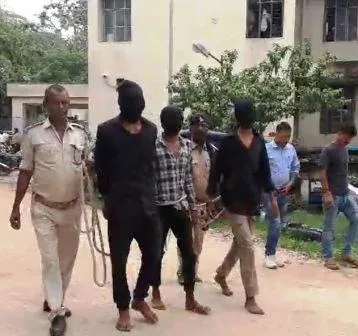 अपराध की योजना बनाते जिले के मोस्ट वांटेट विकास कुमार उर्फ रामू समेत तीन बदमाश गिरफ्तार 1 Three miscreants arrested including districts most wanted Vikas Kumar alias Ramu while planning crime1