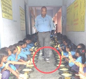 Who is taking photographs like this in the upgraded middle school Preman Bigha of Nagarnausa 1